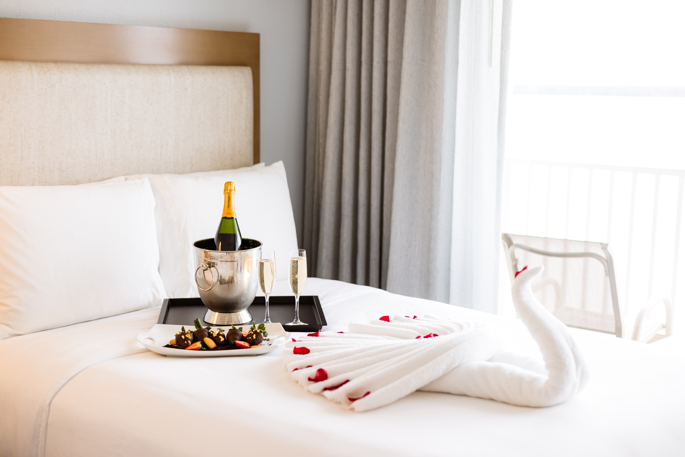 Clearwater Beach Marriott Resort on Sand Key Invites Couples to Enjoy “Romance is in the Air”